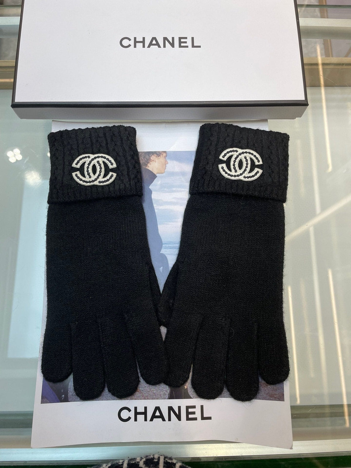 CHANEL GLOVES IN BLACK CASHMERE WITH WHITE LOGO 405907